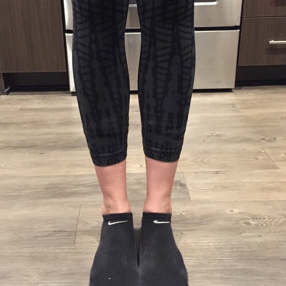 SPANX LAMN Seamless Leggings - Black Geometric NWT - Picture 4 of 4